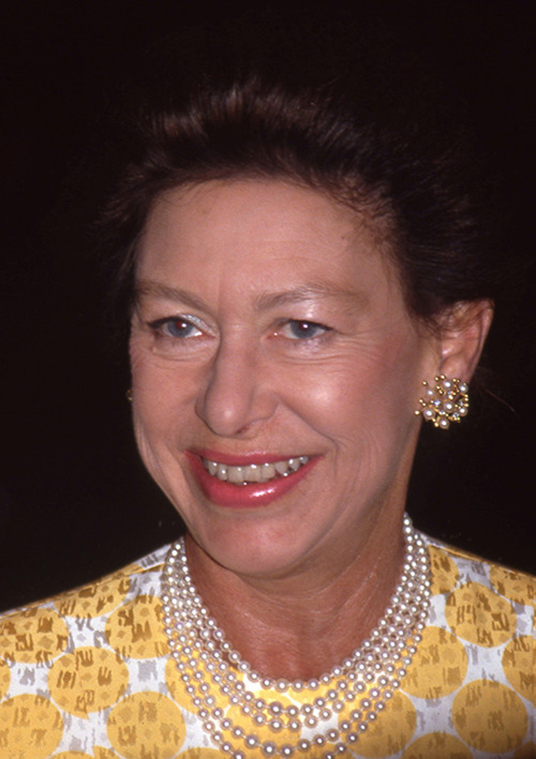 Kraliçe bunu evine bile sokmazdı: Boynuna sahte incileri dizmiş