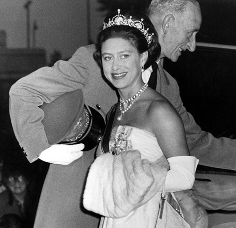 Kraliçe bunu evine bile sokmazdı: Boynuna sahte incileri dizmiş