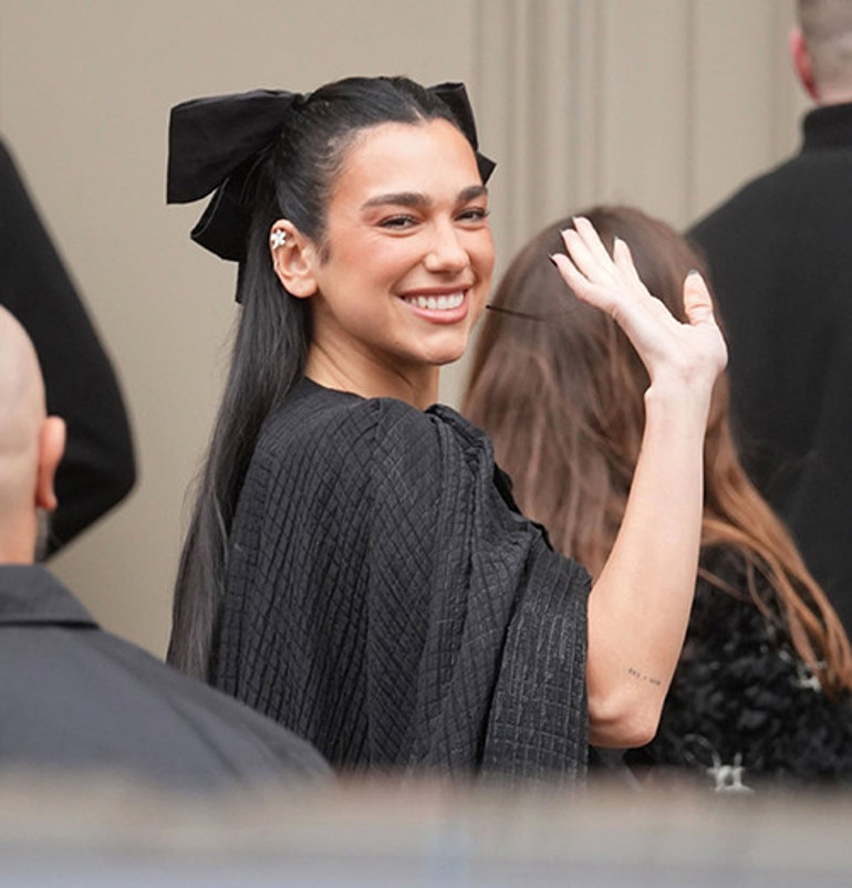 Sanki evlenmeden balayına çıktılar... Hiç beklemeden sevgilisine koştu... Ünlü aşıklar baharda kuşlar gibi