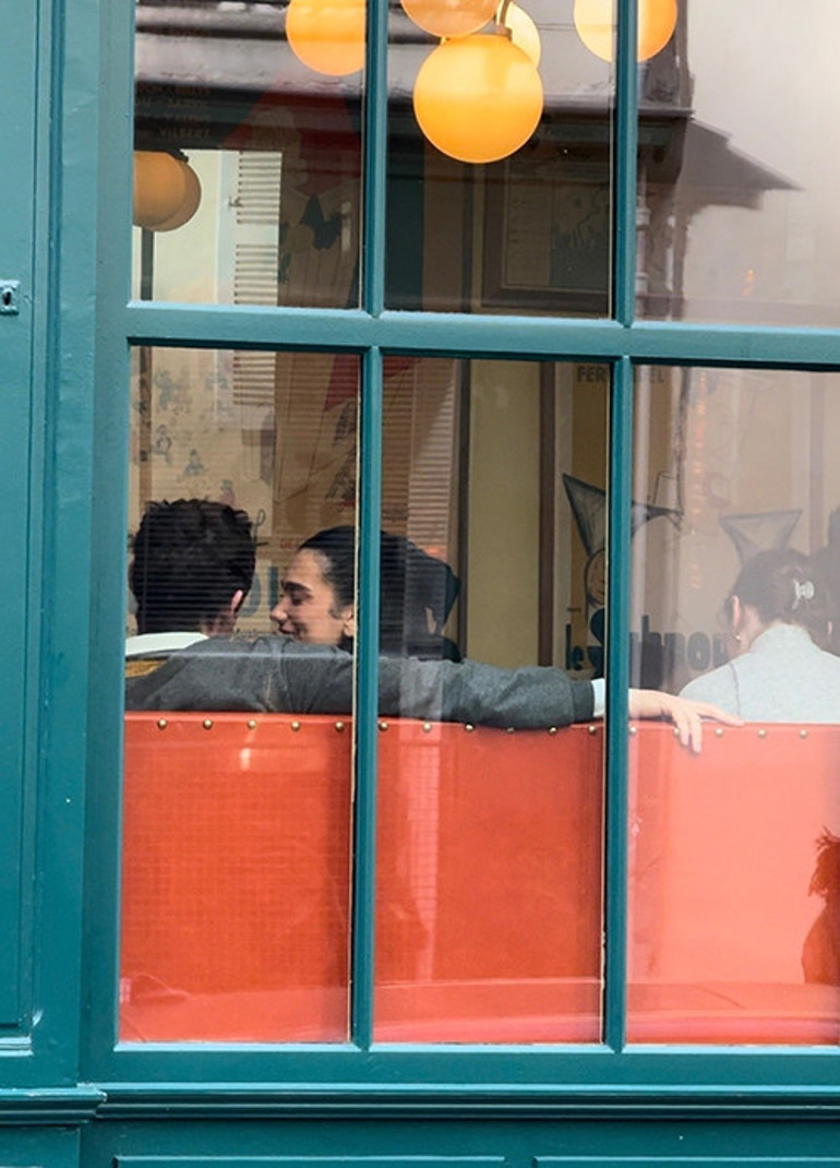 Sanki evlenmeden balayına çıktılar... Hiç beklemeden sevgilisine koştu... Ünlü aşıklar baharda kuşlar gibi