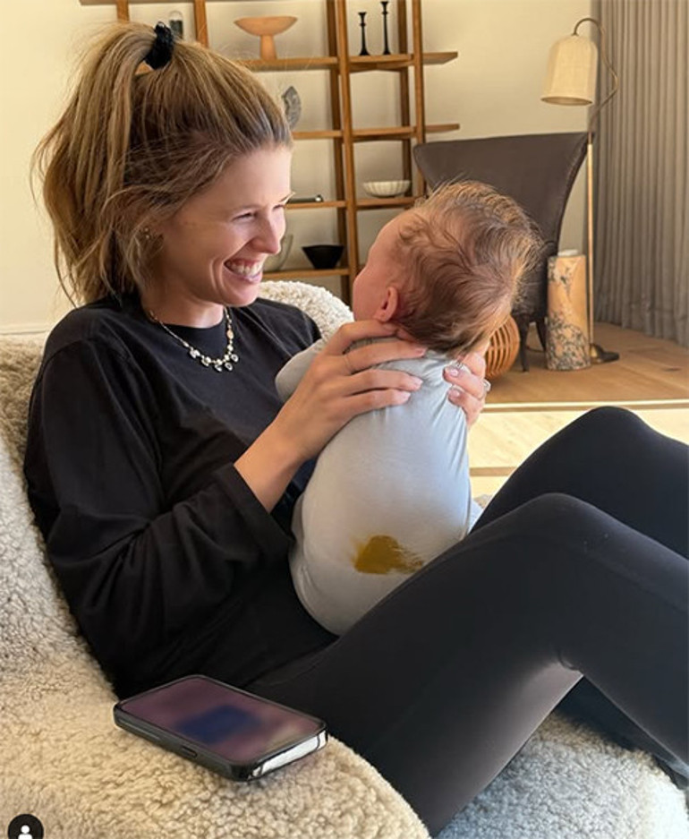 Beş yıllık evlilikte üçüncü bebek İki kızın üstüne bir de erkek geldi... İşte ünlü oyuncunun yeni torunu