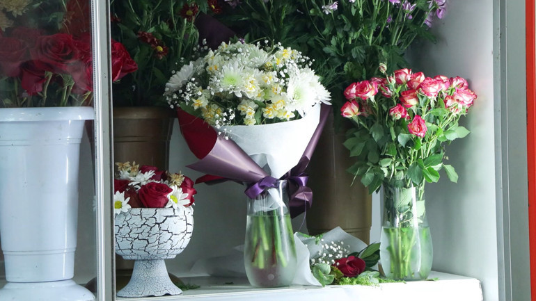 Akılalmaz dolandırıcılık İş insanıyım dedi, ünlülerin adına 312 bin liralık çelenk siparişi verdi