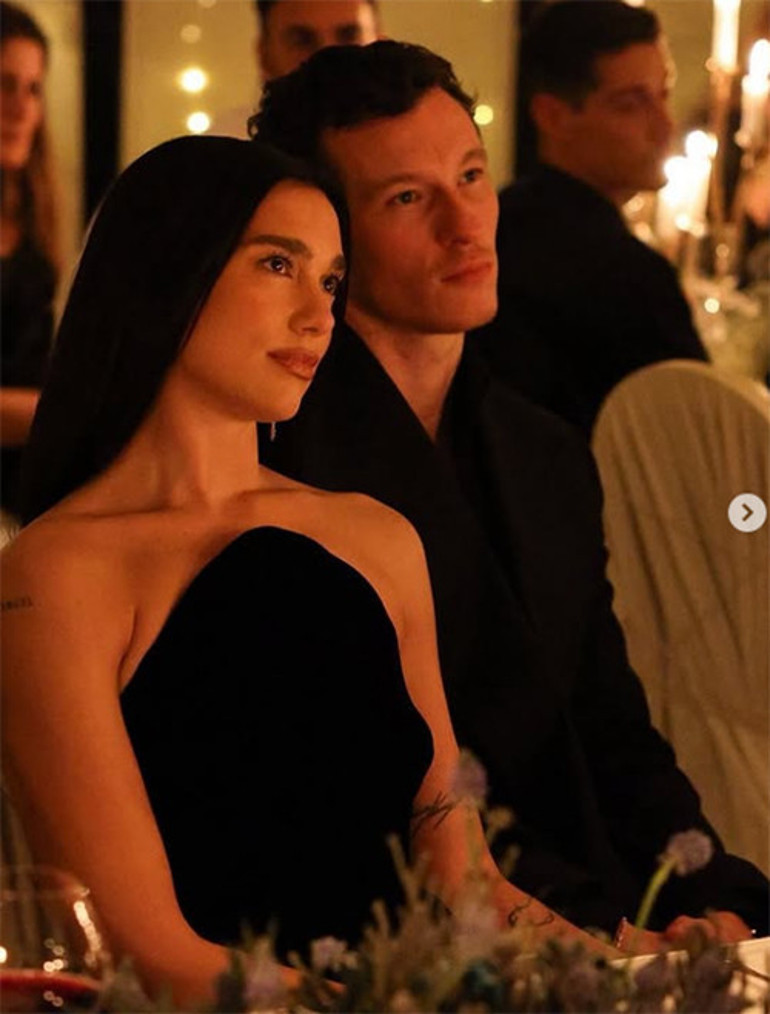 Birbirleriyle gönül eğlendiriyorlar demişlerdi... Aylar su gibi akıp gitti... Artık parmağında bir nişan yüzüğü var