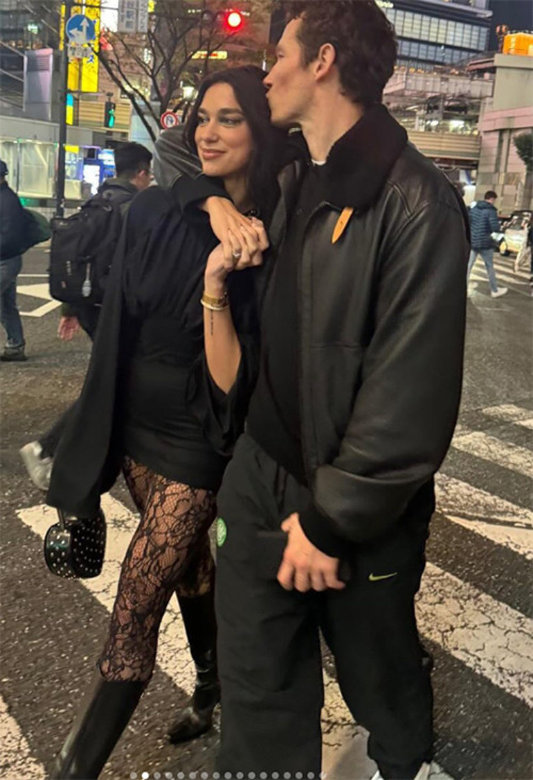 Birbirleriyle gönül eğlendiriyorlar demişlerdi... Aylar su gibi akıp gitti... Artık parmağında bir nişan yüzüğü var