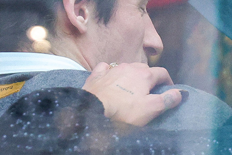 Birbirleriyle gönül eğlendiriyorlar demişlerdi... Aylar su gibi akıp gitti... Artık parmağında bir nişan yüzüğü var