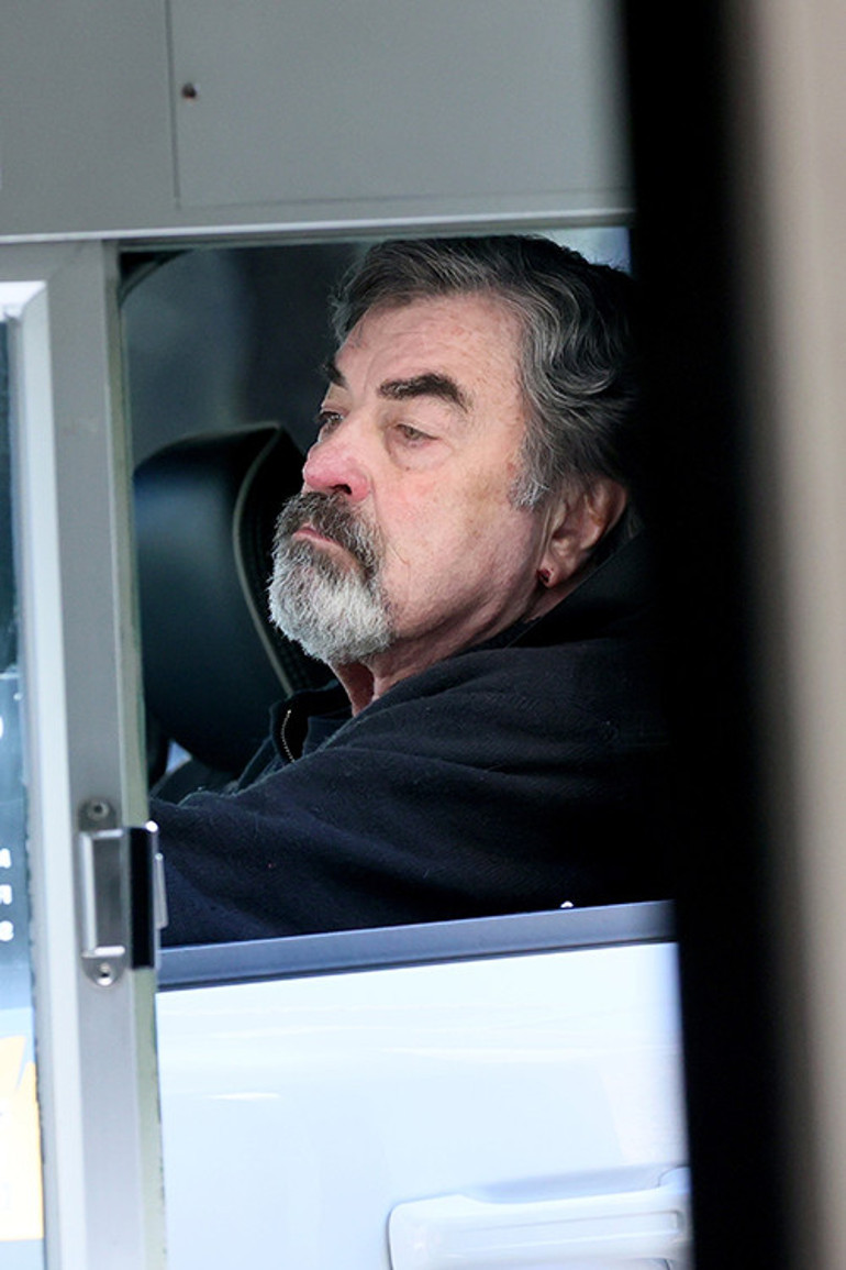 Oynadığı dizi bitti, ünlü oyuncu işsiz kaldı... Ne karısı yüzünü güldürdü ne güzel hediyeler: Yeni yaşını çok dertli karşıladı