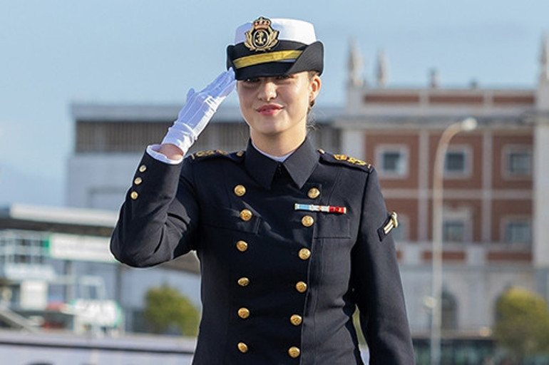 Bu kız yarın bizi yönetecek demediler... Burada babasının sözü geçmiyor... Bezi verip temizlik bile yaptırdılar