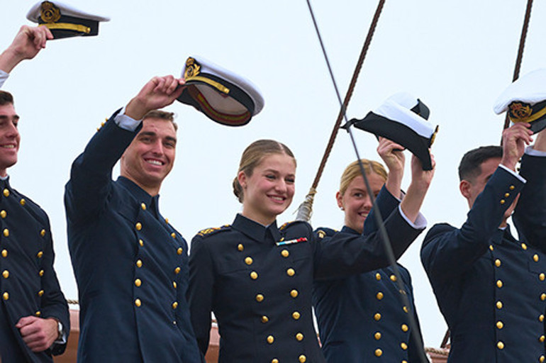 Bu kız yarın bizi yönetecek demediler... Burada babasının sözü geçmiyor... Bezi verip temizlik bile yaptırdılar