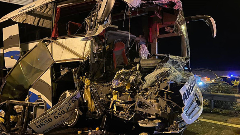 TAG Otoyolunda korkunç kaza: 1 ölü, 19 yaralı