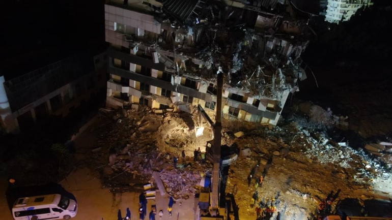 Kendi idrarını içip çiçek yiyerek hayatta kaldı Mucize kurtuluşu böyle anlattı: Burada bir ayak var diye bağırınca dünyalar benim oldu