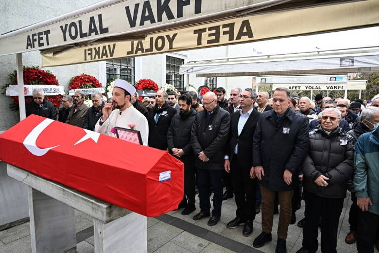 Sanatçı Etem Çalışkan son yolculuğuna uğurlandı