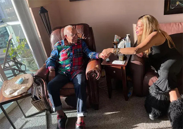 Ünlü sunucu pencerede çok gözyaşı döktü... Sonunda insafa gelip izin verdiler: Bırakın babacığıma gideyim