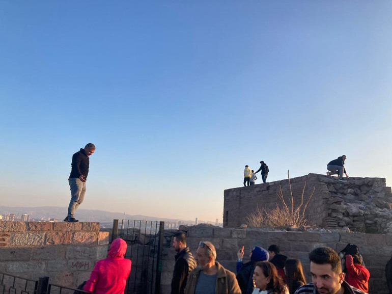 Gençler nereye... Ne uyarı ne korkuluk durdurmuyor