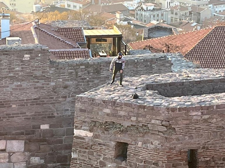 Gençler nereye... Ne uyarı ne korkuluk durdurmuyor