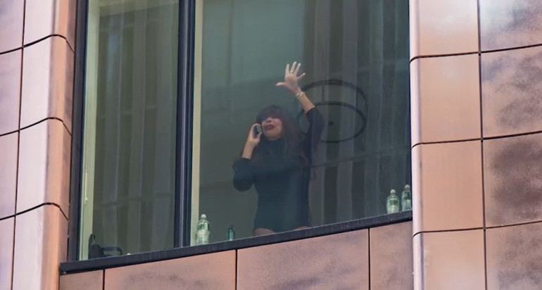 Ünlü sunucu pencerede çok gözyaşı döktü... Sonunda insafa gelip izin verdiler: Bırakın babacığıma gideyim