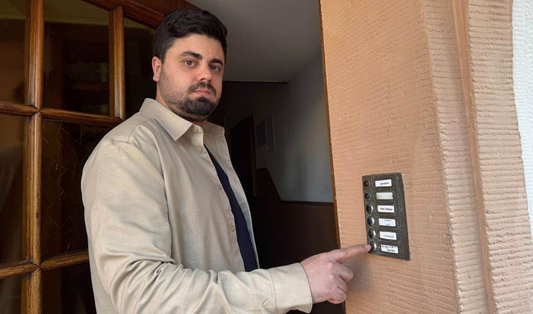 Irkçılardan çirkin saldırı Kapı ziline gamalı haç çizdiler