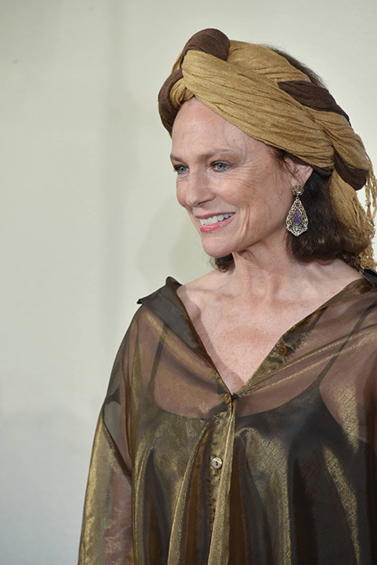 Ünlü oyuncu tacizden yakınan meslektaşlarına seslendi: Ne giydiğinize dikkat etmezseniz böyle olur tabii