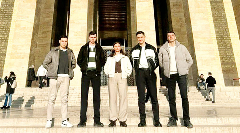 Teğmenlerin Anıtkabir pozu üzerine