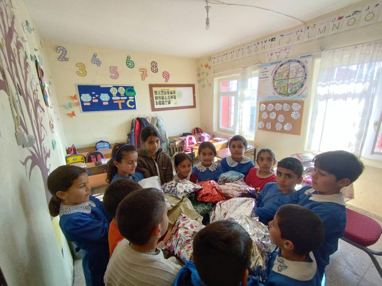 Kardeşleri üşümesin diye örgü örüyorlar