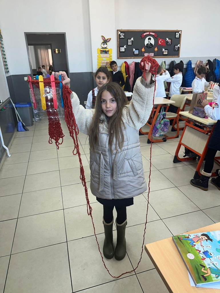 Kardeşleri üşümesin diye örgü örüyorlar