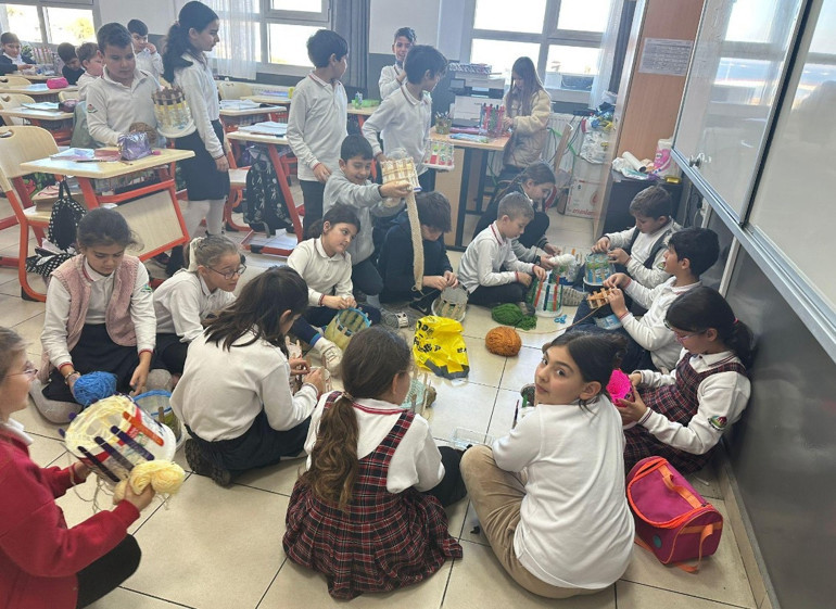 Kardeşleri üşümesin diye örgü örüyorlar