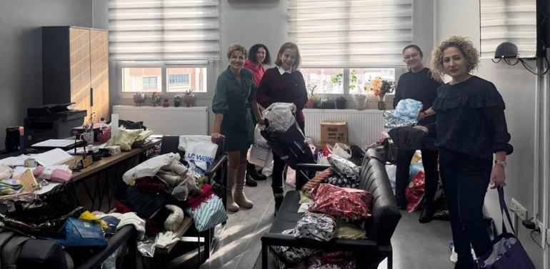 Kardeşleri üşümesin diye örgü örüyorlar