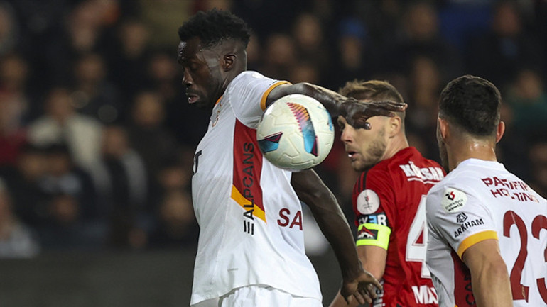 Fırat Aydınus, Gaziantep - Galatasaray maçındaki hakem kararlarını değerlendirdi: Penaltı itirazı, golde ofsayt ve Sallainin pozisyonu