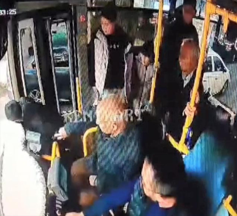 Otobüste korkunç olay Kapı açılınca asfalta düştü, kafatası kırıldı