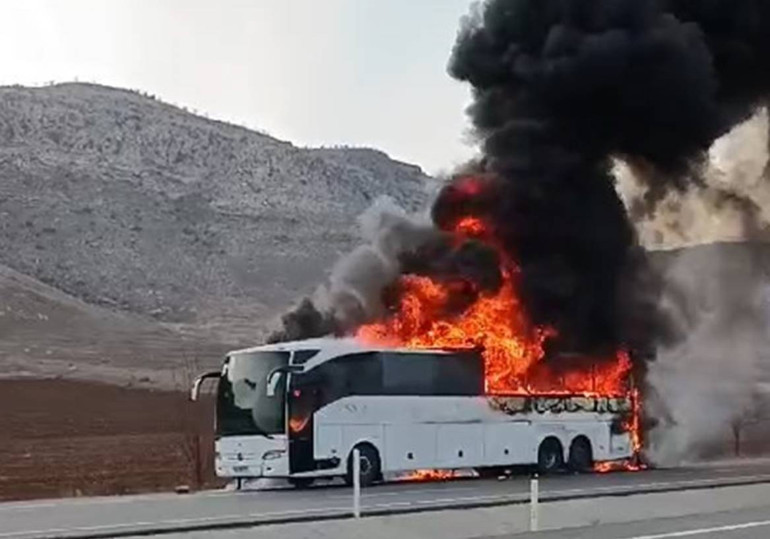 Motor kısmında başlayan yangın tüm otobüsü sardı