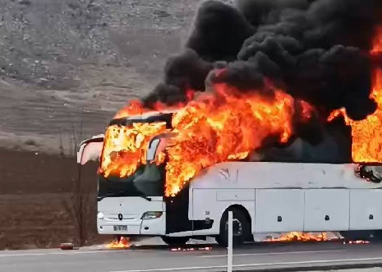 Motor kısmında başlayan yangın tüm otobüsü sardı