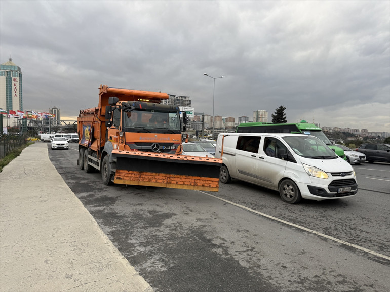 Uyarılar peş peşe gelmişti... İstanbulda kar yağışı tekrar başladı 19 kente sarı kodlu uyarı