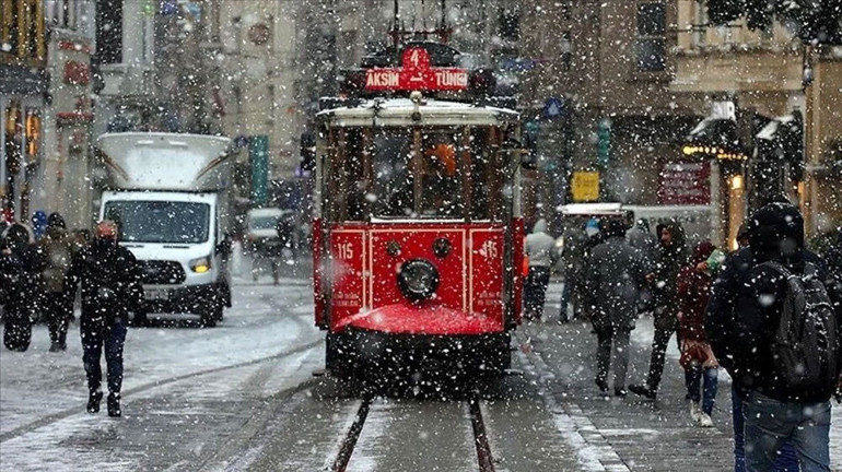 Uyarılar peş peşe gelmişti... İstanbulda kar yağışı tekrar başladı 19 kente sarı kodlu uyarı