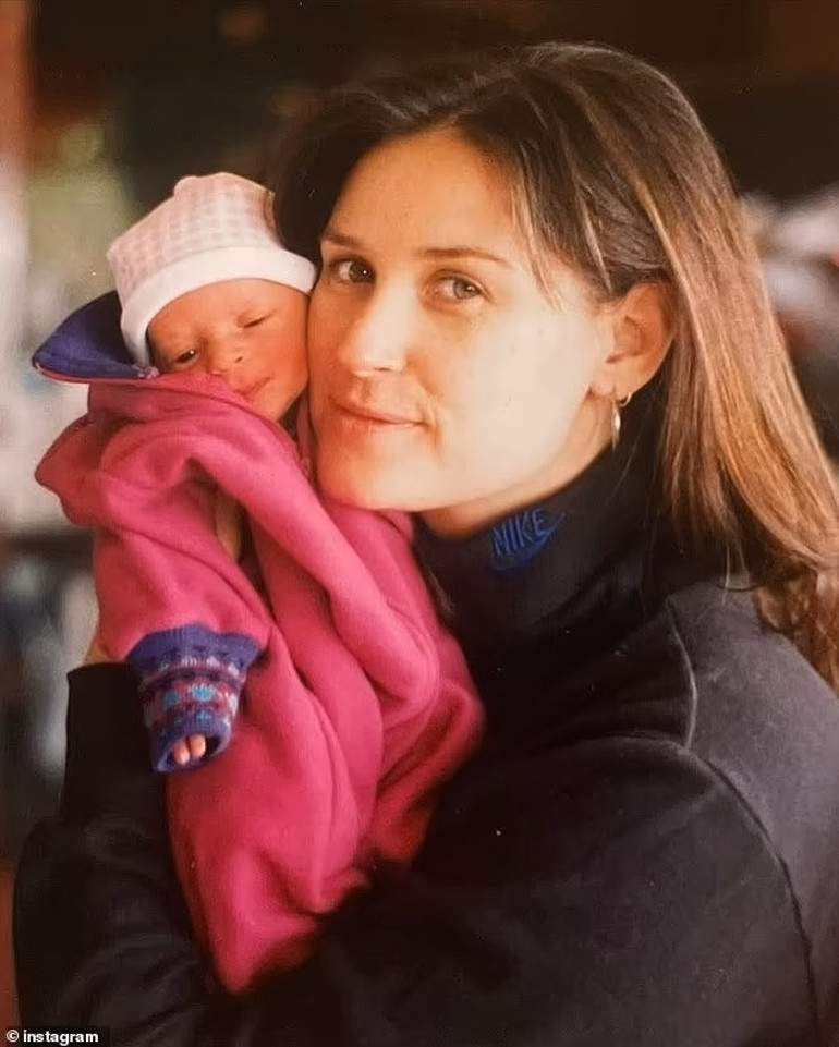 Üç kız doğurdu, üçü de hayırlı evlat çıktı: Her şey bu güzel aile için