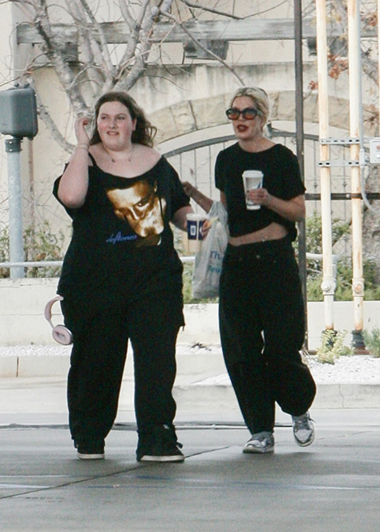 Kocasından boşandıktan sonra Beş çocukla beni kim ister diyordu... Ortanca kızı bile çoktan boyunu geçti