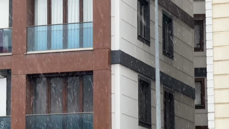 Uyarılar peş peşe gelmişti... İstanbulda kar yağışı tekrar başladı 19 kente sarı kodlu uyarı