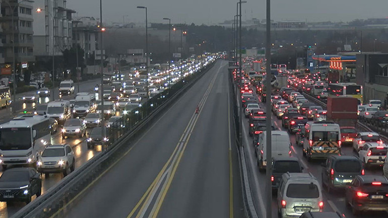 Uyarılar peş peşe gelmişti... İstanbulda kar yağışı tekrar başladı 19 kente sarı kodlu uyarı