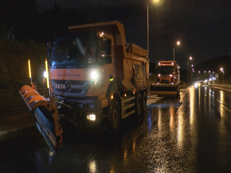 Uyarılar peş peşe gelmişti... İstanbulda kar yağışı tekrar başladı 19 kente sarı kodlu uyarı