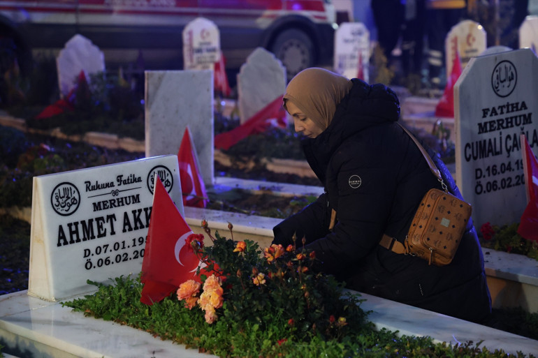 6 Şubat depremlerinin hüzünlü yıl dönümü... Hayatını kaybedenler için anma törenleri gerçekleştirildi