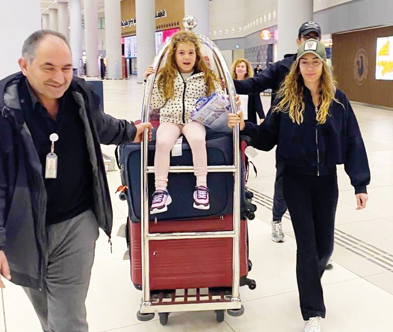Kenan İmirzalıoğlu ile Sinem Kobal Maldivler dönüşü görüntülendi