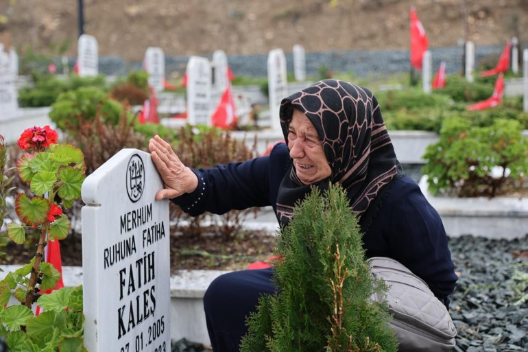 6 Şubat depremlerinin hüzünlü yıl dönümü... Hayatını kaybedenler için anma törenleri gerçekleştirildi