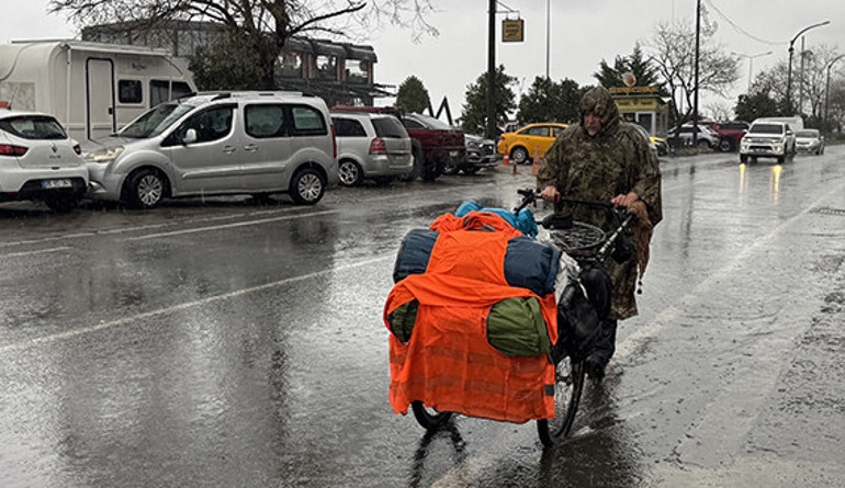 Yürüyerek dünyayı gezen İngiliz Türkiye’ye giriş yaptı