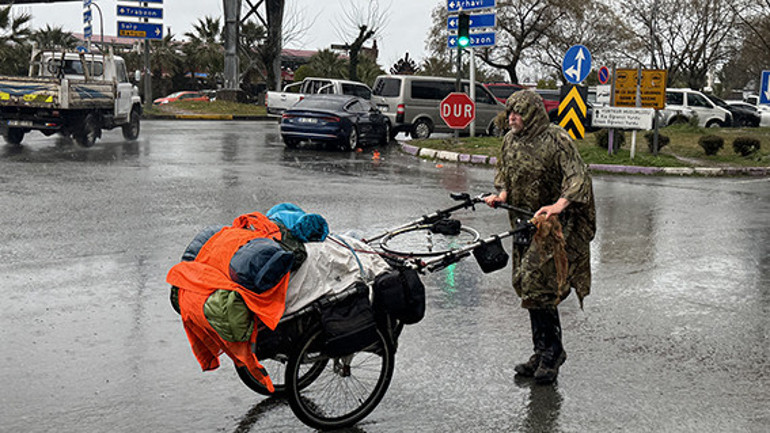 Yürüyerek dünyayı gezen İngiliz Türkiye’ye giriş yaptı