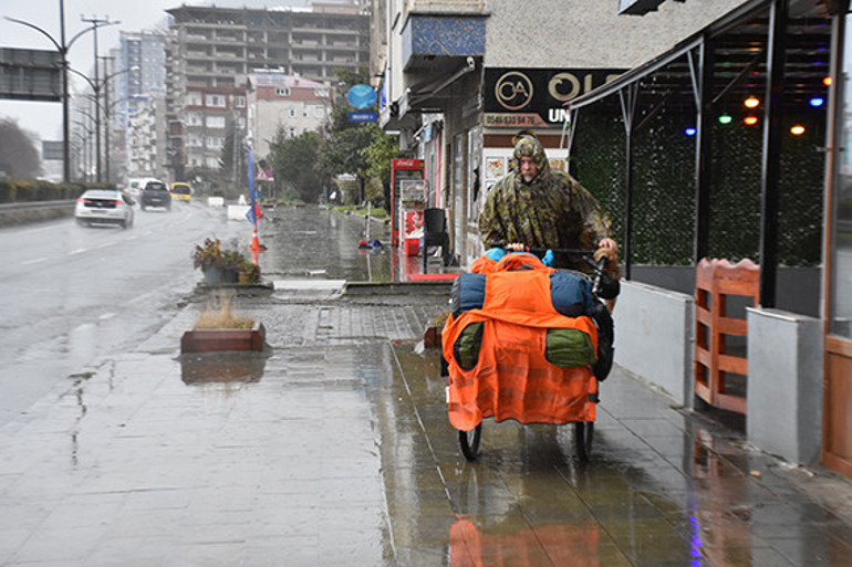 Yürüyerek dünyayı gezen İngiliz Türkiye’ye giriş yaptı