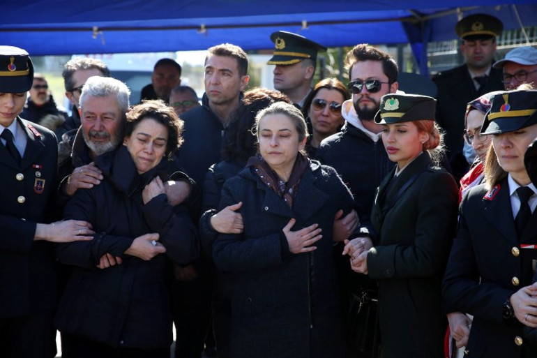 Şehit Binbaşı Murat Kemal Yetişene acı veda... Evlilik yıl dönümünde şehit düştü, kızının doğum gününde toprağa verildi