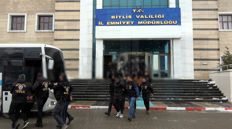 Yüksek maaşlı iş vaadi ile kadınlara iğrenç tuzak... Bitlisteki operasyonla 9 kişi yakalandı, 12 kadın kurtarıldı