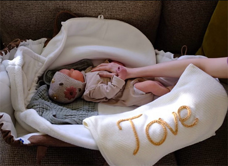 Kızına kavuştu ama annelik sevinci yarım kaldı: Sen o bebeği neden kendin doğurmadın