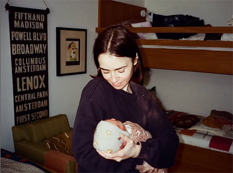 Kızına kavuştu ama annelik sevinci yarım kaldı: Sen o bebeği neden kendin doğurmadın