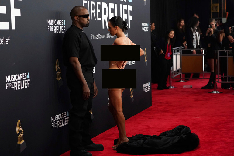 Tepkilerin odağındaki ünlü şarkıcı ilk kez konuştu: Karım üzerinde hakimiyetim var, ben ne istersem onu giyer