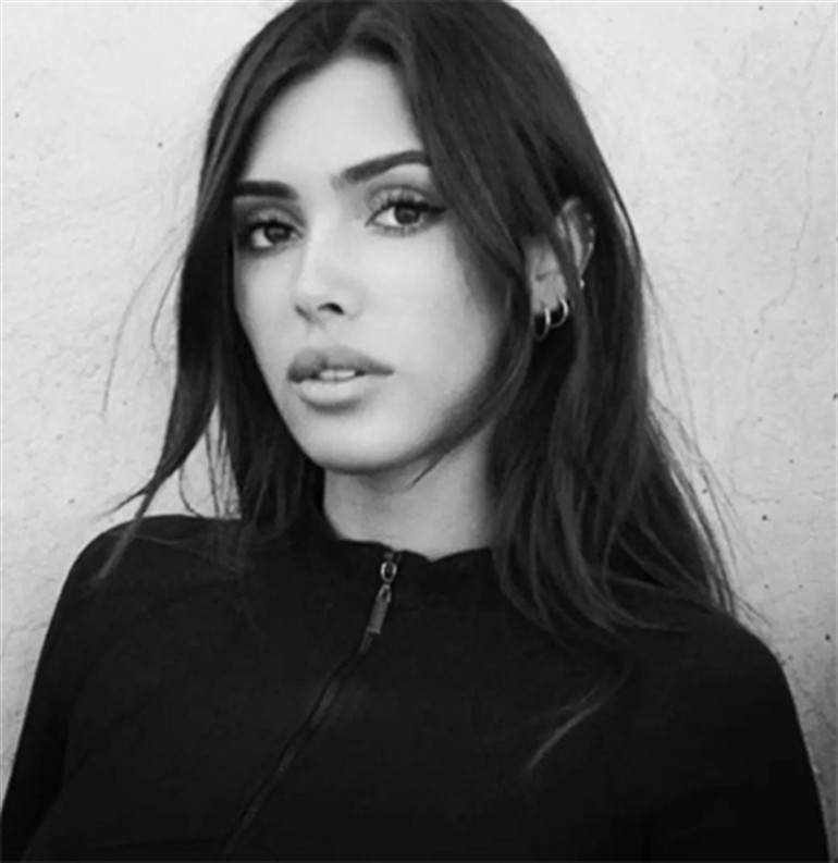 Tepkilerin odağındaki ünlü şarkıcı ilk kez konuştu: Karım üzerinde hakimiyetim var, ben ne istersem onu giyer