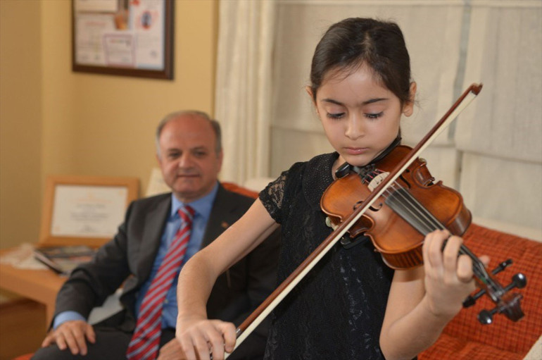 Keman sanatçısı Laçin Akyola acı veda Gözyaşlarıyla son yolculuğuna uğurlandı